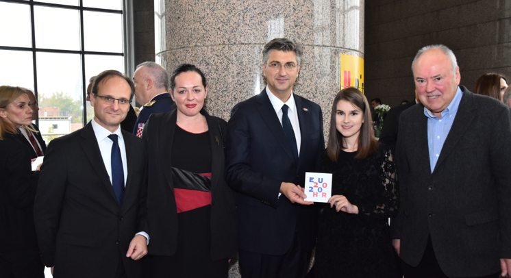 Predstavljen službeni vizualni identitet predsjedanja RH Vijećem EU 2020. autorice studentice Ive Primorac i njenog tima sa Studija dizajna