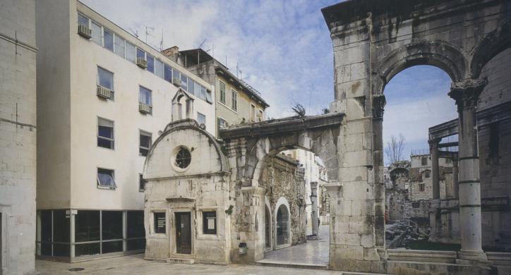 Poslovno-stambena zgrada na Peristilu